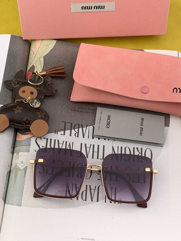 [miumiu polarized]   new   fashionable and elegant sunglasses for women Sunglasses   to create a calm frame, the classic version of the combination of the new creative   inadvertently radiate a superb and extraordinary l