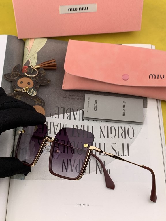 [miumiu polarized]   new   fashionable and elegant sunglasses for women Sunglasses   to create a calm frame, the classic version of the combination of the new creative   inadvertently radiate a superb and extraordinary l