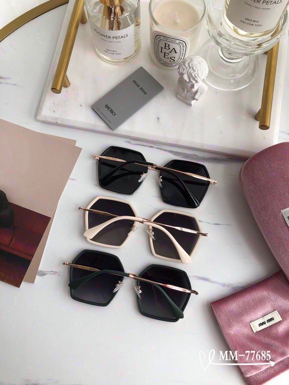 . [miu miu-miumiu] . [Polaroid Resin Polarized Lenses] . [TR90 frames are lightweight and comfortable to wear]  . . [size 59-16-140,]. . [Original sealed packaging    2022 new sunglasses to reduce the burden of glare, bl