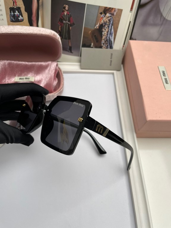 . New Brand,   Miu Miu miumiu women's polarized sunglasses   TR frames   Imported Polaroid HD polarized lenses, metal logo inlaid temples, high-end customized design, wear a super model, travel and driving essentials. (N