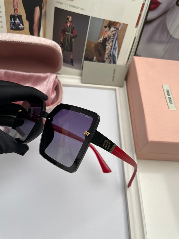 . New Brand,   Miu Miu miumiu women's polarized sunglasses   TR frames   Imported Polaroid HD polarized lenses, metal logo inlaid temples, high-end customized design, wear a super model, travel and driving essentials. (N