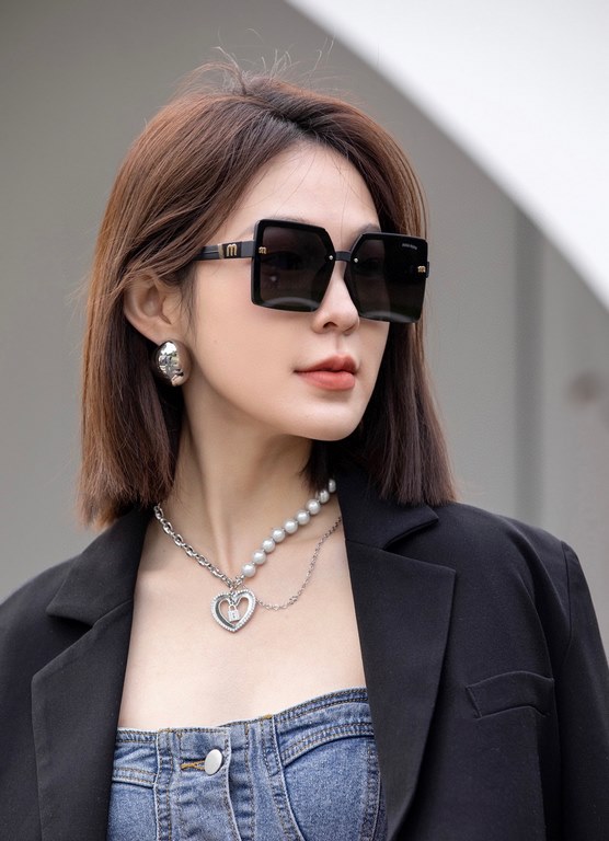 . New Brand,   Miu Miu miumiu women's polarized sunglasses   TR frames   Imported Polaroid HD polarized lenses, metal logo inlaid temples, high-end customized design, wear a super model, travel and driving essentials. (N