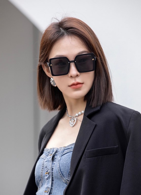 . New Brand,   Miu Miu miumiu women's polarized sunglasses   TR frames   Imported Polaroid HD polarized lenses, metal logo inlaid temples, high-end customized design, wear a super model, travel and driving essentials. (N