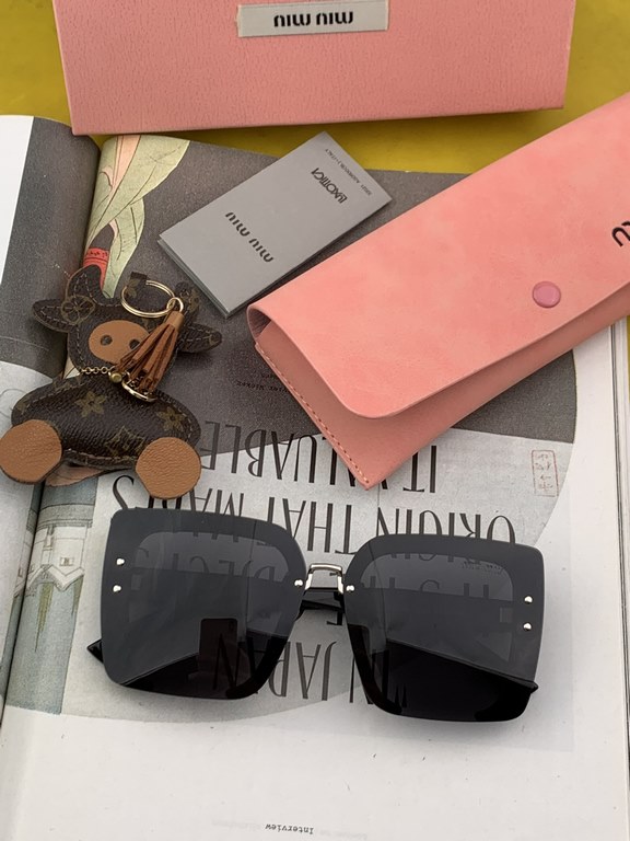 MIUMIU  Miu Miu    2022 spring new models   shiny new models bright debut     sunglasses tide fine personality design simple fashion counter quality worth having absolutely tide explosion Enhance the personal taste of th