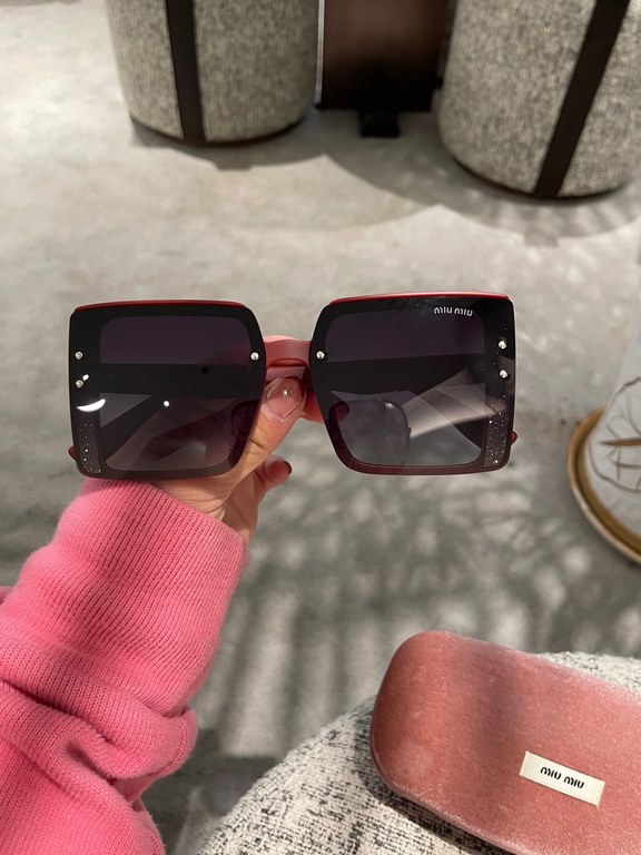 2023 latest models miumiu home women's polarized sunglasses     starry sky models   big brand model   celebrity style Directly recommended models