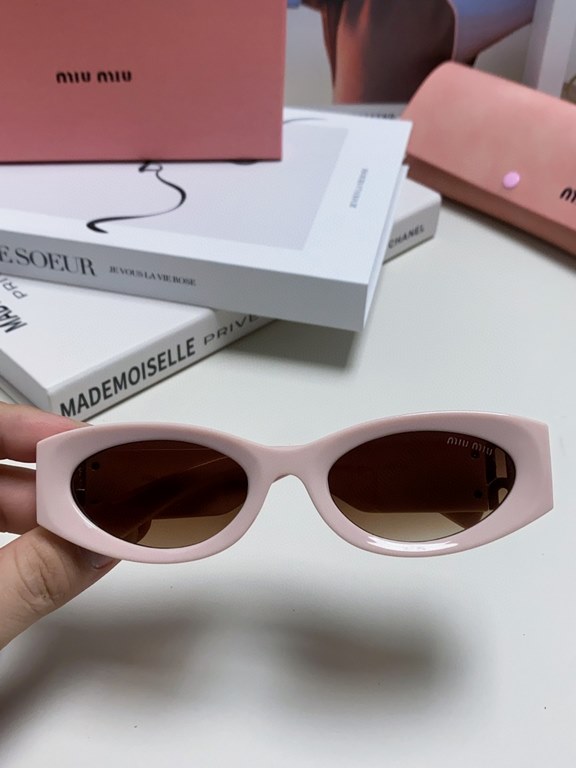 Tall version of the big logo 11WMIUMIU sunglasses are salty and sweet!!!! Love it so much!How can a beautiful woman not have a pair of good-looking sunglassesThis style of sunglasses is really nice!The miumiulogo on both