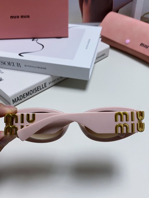 Tall version of the big logo 11WMIUMIU sunglasses are salty and sweet!!!! Love it so much!How can a beautiful woman not have a pair of good-looking sunglassesThis style of sunglasses is really nice!The miumiulogo on both