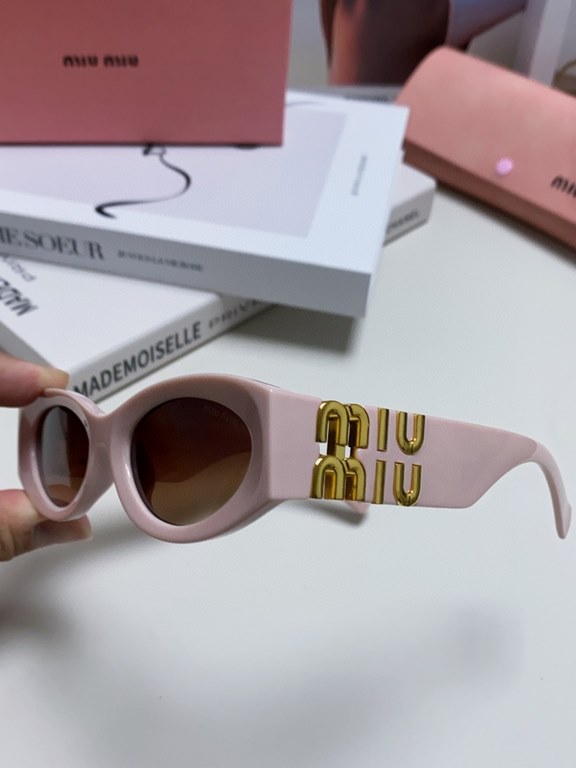 Tall version of the big logo 11WMIUMIU sunglasses are salty and sweet!!!! Love it so much!How can a beautiful woman not have a pair of good-looking sunglassesThis style of sunglasses is really nice!The miumiulogo on both