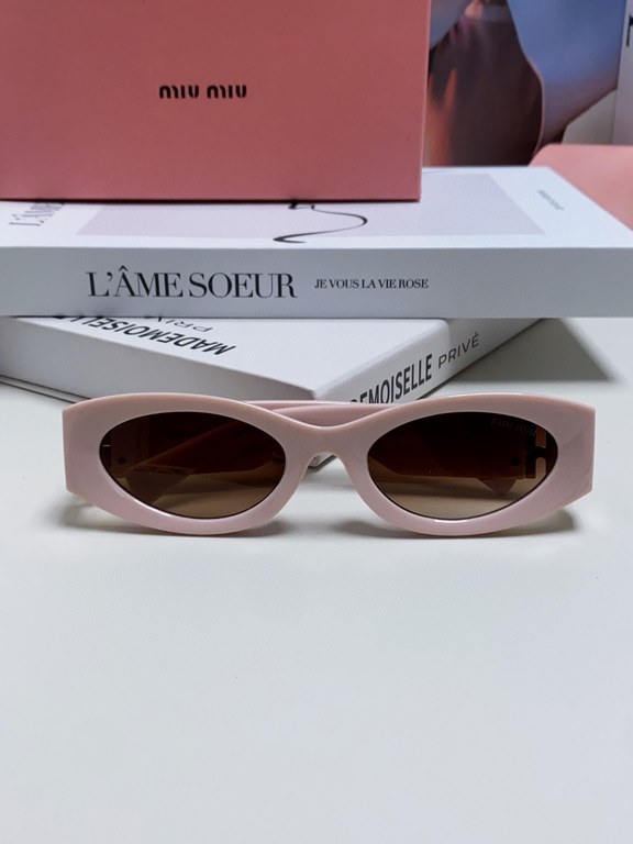 Tall version of the big logo 11WMIUMIU sunglasses are salty and sweet!!!! Love it so much!How can a beautiful woman not have a pair of good-looking sunglassesThis style of sunglasses is really nice!The miumiulogo on both