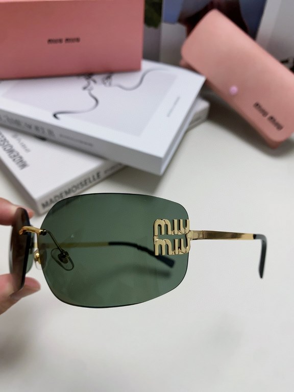 MIUMIU girl's new color is coming ~ want to weld on the face of the sunglasses!Hard goods are not afraid to be late ~ after months of ZP molding to createAny details perfectly reproduced, the official website without col