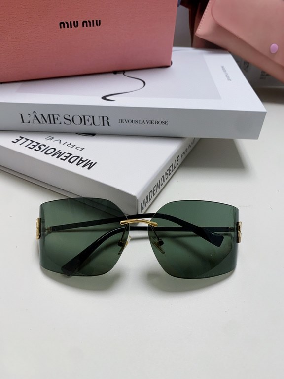 MIUMIU girl's new color is coming ~ want to weld on the face of the sunglasses!Hard goods are not afraid to be late ~ after months of ZP molding to createAny details perfectly reproduced, the official website without col