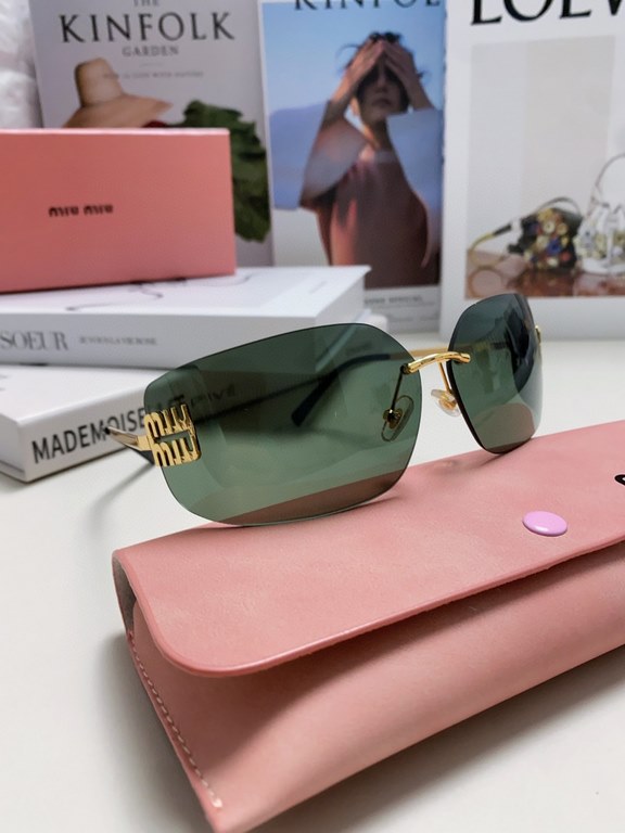 MIUMIU girl's new color is coming ~ want to weld on the face of the sunglasses!Hard goods are not afraid to be late ~ after months of ZP molding to createAny details perfectly reproduced, the official website without col