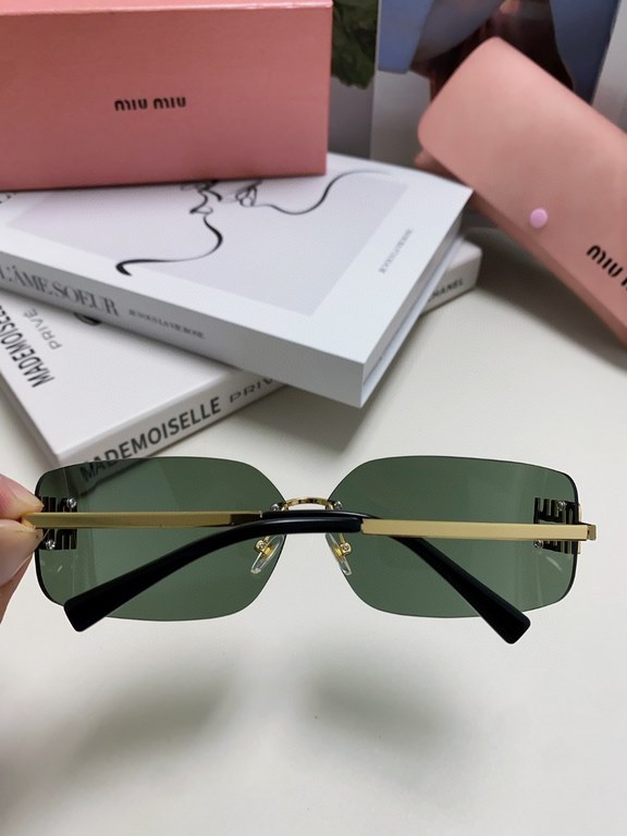 MIUMIU girl's new color is coming ~ want to weld on the face of the sunglasses!Hard goods are not afraid to be late ~ after months of ZP molding to createAny details perfectly reproduced, the official website without col