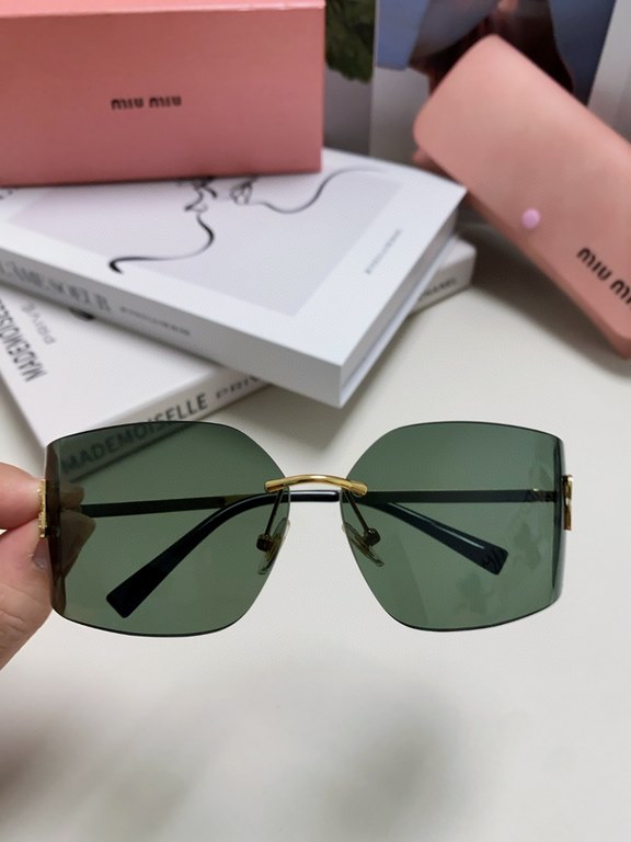 MIUMIU girl's new color is coming ~ want to weld on the face of the sunglasses!Hard goods are not afraid to be late ~ after months of ZP molding to createAny details perfectly reproduced, the official website without col