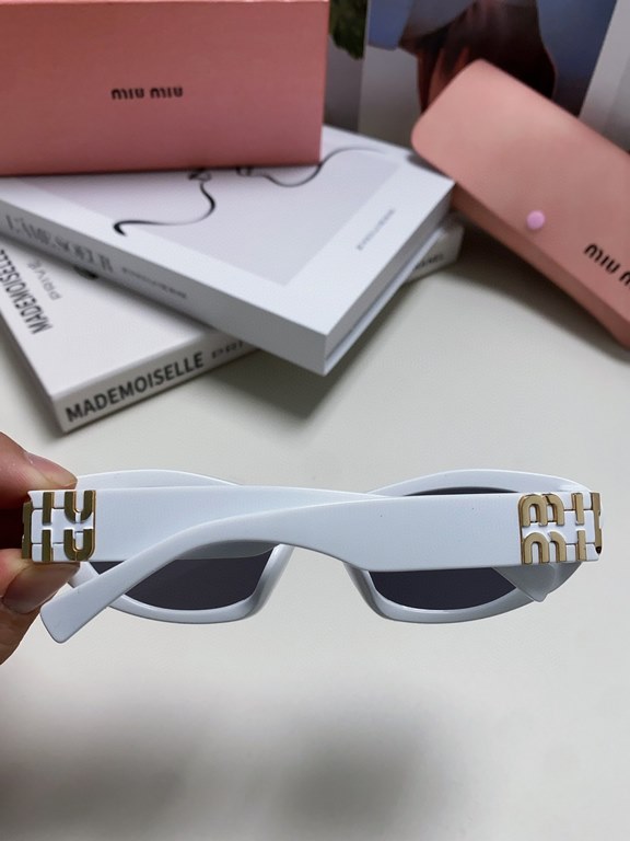 MiuMiu Miu Miu Cat Eye Sunglasses   Sweet Cool Modern Girl Look!Really taken! Very sweet ageing a sunglasses, the heart of the young girl hard to catch, can be salt and sweet! Too much love for the diamond-shaped face wi