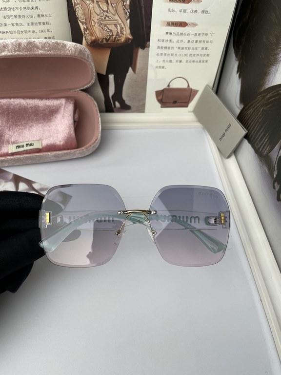 . New miu miu miumiu women's same original single polarized sunglasses   TR90 sliced frame   Imported Polaroid HD polarized lenses. Large frame fashion sunglasses  , high-end leg design, the quality is absolutely OK, the