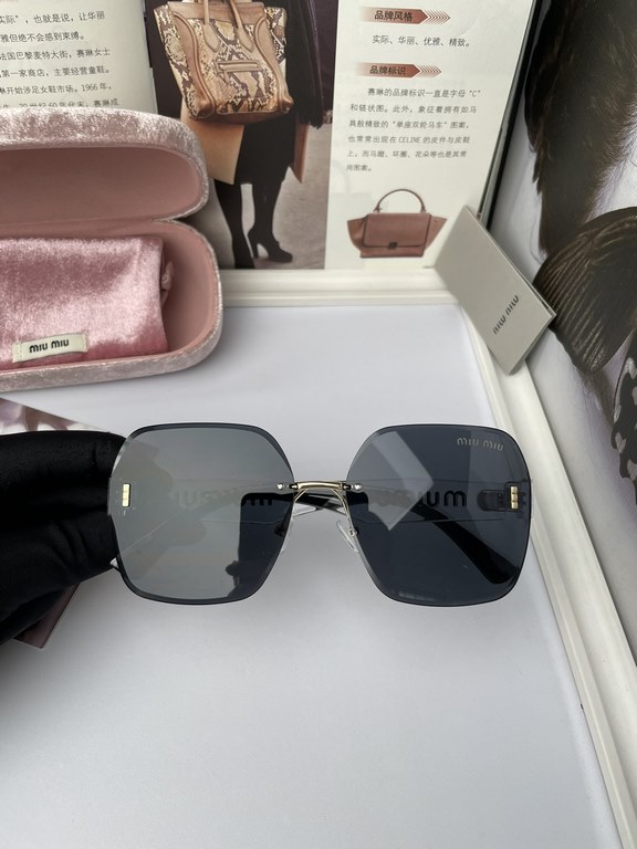 . New miu miu miumiu women's same original single polarized sunglasses   TR90 sliced frame   Imported Polaroid HD polarized lenses. Large frame fashion sunglasses  , high-end leg design, the quality is absolutely OK, the