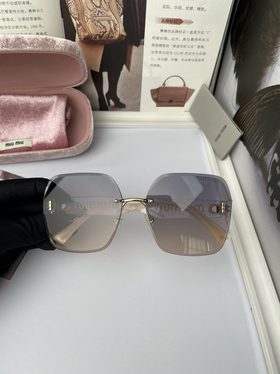 . New miu miu miumiu women's same original single polarized sunglasses   TR90 sliced frame   Imported Polaroid HD polarized lenses. Large frame fashion sunglasses  , high-end leg design, the quality is absolutely OK, the