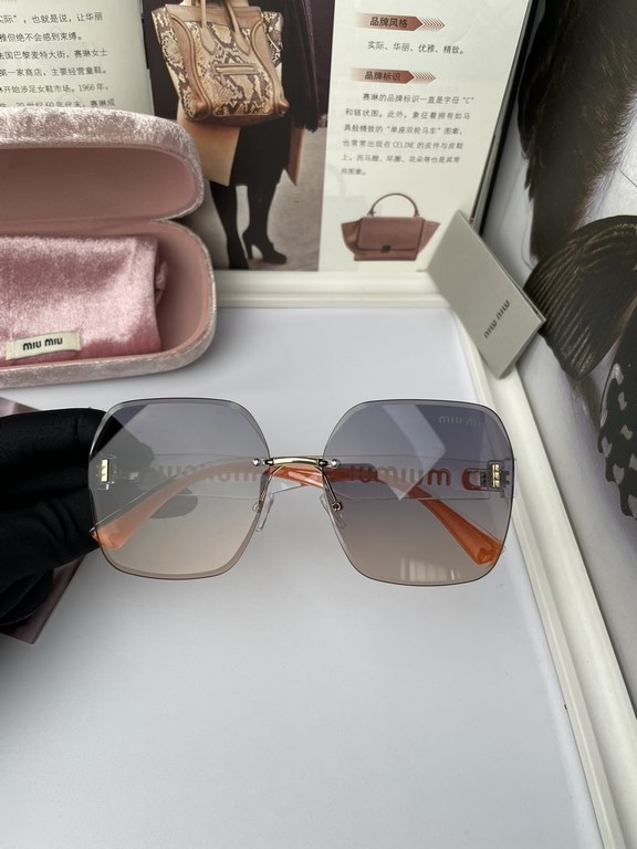 . New miu miu miumiu women's same original single polarized sunglasses   TR90 sliced frame   Imported Polaroid HD polarized lenses. Large frame fashion sunglasses  , high-end leg design, the quality is absolutely OK, the