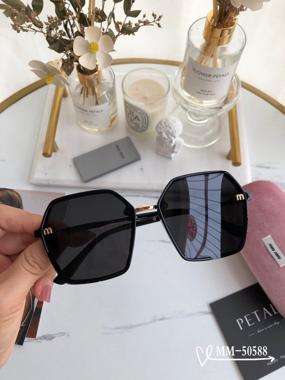 . [miu miu-miumiu] . [Polaroid Resin Polarized Lens] . [Polaroid Resin Lenses]  . . [size 55-19-138,]. . [ 2022 new sunglasses to reduce the burden of glare, blocking harmful rays of radiation,   travel and tourism with 