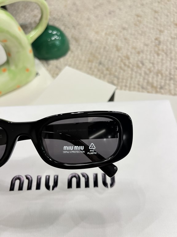 Today's collection of miumiu girls  SMU 08ZS] Drill leg bling bling~!Super cool small square sunglasses