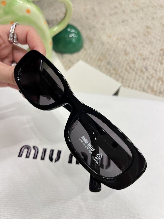 Today's collection of miumiu girls  SMU 08ZS] Drill leg bling bling~!Super cool small square sunglasses