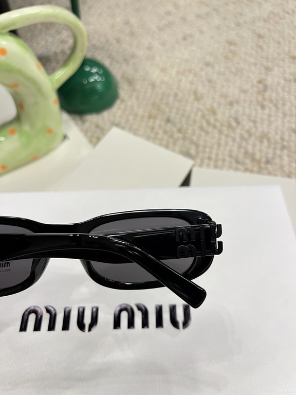 Today's collection of miumiu girls  SMU 08ZS] Drill leg bling bling~!Super cool small square sunglasses