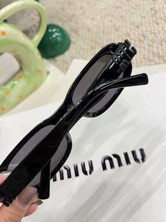 Today's collection of miumiu girls  SMU 08ZS] Drill leg bling bling~!Super cool small square sunglasses