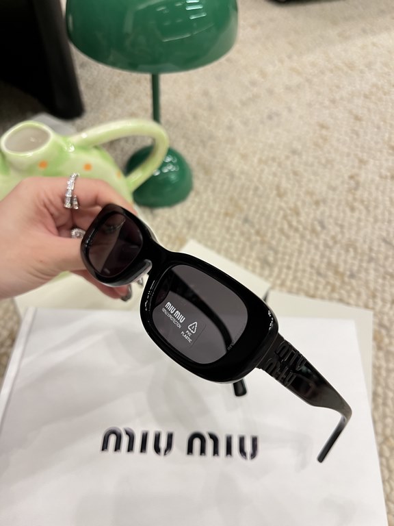 Today's collection of miumiu girls  SMU 08ZS] Drill leg bling bling~!Super cool small square sunglasses