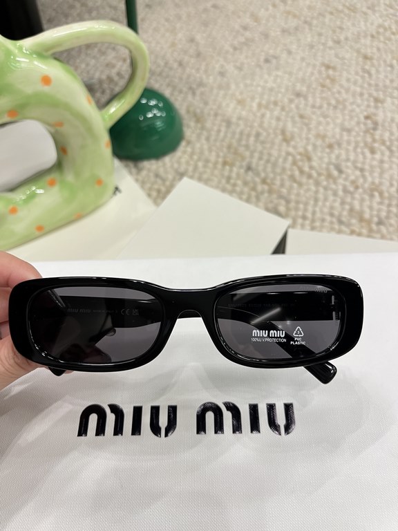 Today's collection of miumiu girls  SMU 08ZS] Drill leg bling bling~!Super cool small square sunglasses