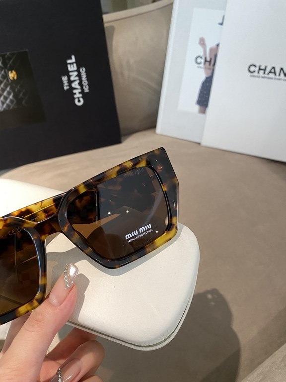 Qi color arrival ~ MIUMIU miu family square sunglasses  SMU07ws 52-19-135Sweet and cool new geometric sense of fashionable sense upBig face round face bb punch Shade sunscreen steady