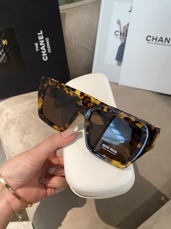 Qi color arrival ~ MIUMIU miu family square sunglasses  SMU07ws 52-19-135Sweet and cool new geometric sense of fashionable sense upBig face round face bb punch Shade sunscreen steady