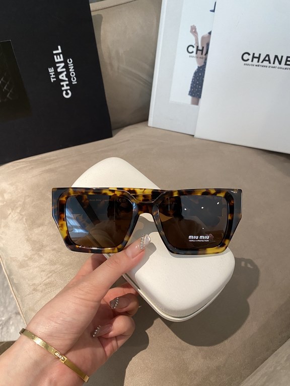 Qi color arrival ~ MIUMIU miu family square sunglasses  SMU07ws 52-19-135Sweet and cool new geometric sense of fashionable sense upBig face round face bb punch Shade sunscreen steady