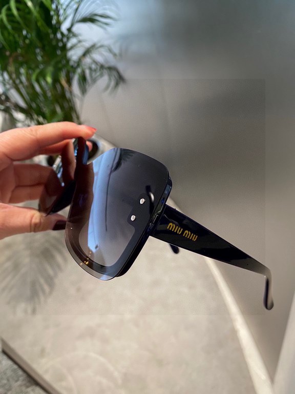 [miumiu polarized]  2022 new   fashionable and elegant sunglasses for women sunglasses   to create a calm frame, the classic version of the combination of the new creative   inadvertently radiate a superb and extraordina