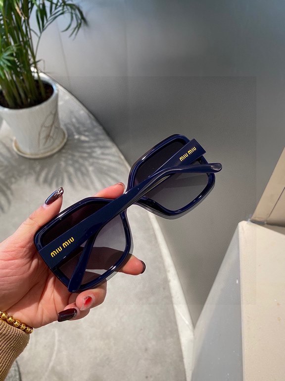 [miumiu polarized]  2022 new   fashionable and elegant sunglasses for women sunglasses   to create a calm frame, the classic version of the combination of the new creative   inadvertently radiate a superb and extraordina