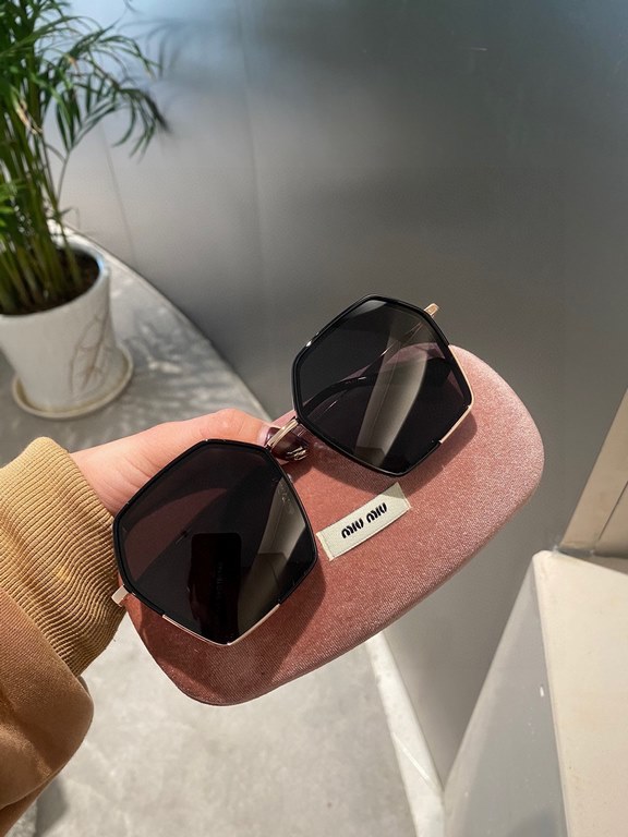 miumiu [tr polarized series].2021 New Polarized Sunglasses Style Multi .The classic square frame design is not picky about face shape, and it is very elegant whether it is paired with a coat or a dress.Polarized lenses p