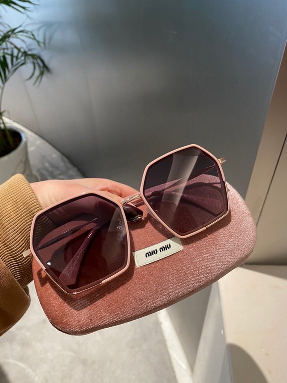 miumiu [tr polarized series].2021 New Polarized Sunglasses Style Multi .The classic square frame design is not picky about face shape, and it is very elegant whether it is paired with a coat or a dress.Polarized lenses p