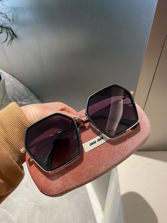 miumiu [tr polarized series].2021 New Polarized Sunglasses Style Multi .The classic square frame design is not picky about face shape, and it is very elegant whether it is paired with a coat or a dress.Polarized lenses p