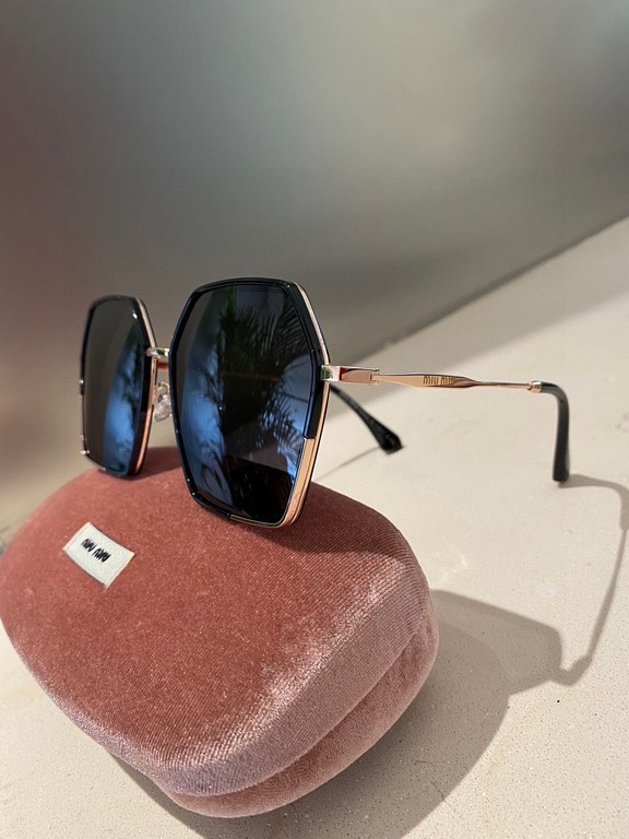 miumiu [tr polarized series].2021 New Polarized Sunglasses Style Multi .The classic square frame design is not picky about face shape, and it is very elegant whether it is paired with a coat or a dress.Polarized lenses p