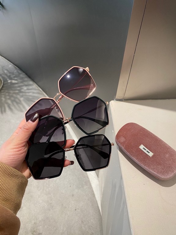 miumiu [tr polarized series].2021 New Polarized Sunglasses Style Multi .The classic square frame design is not picky about face shape, and it is very elegant whether it is paired with a coat or a dress.Polarized lenses p