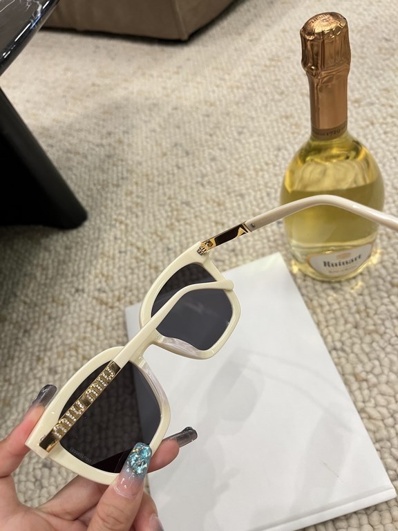 Miumiu 2024 on the new  Classic pop-up plate large square frame Versatile and not picky Summer travel must have sunscreen cover face Max ~