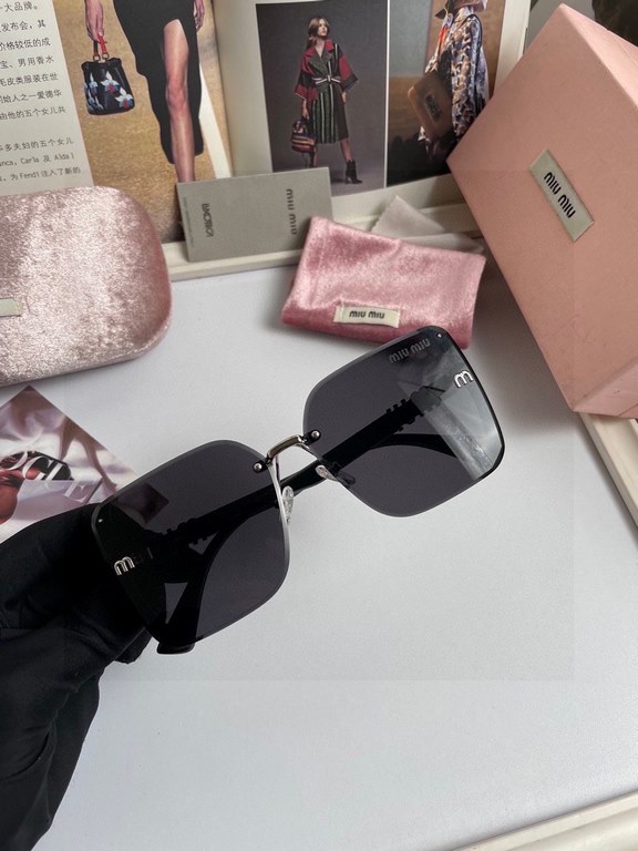 . New Brand,   Miu Miu miumiu women's rimless sunglasses   TR frames   Imported Polaroid HD polarized lenses, metal logo inlaid temples, high-end customized design, wearing a super model, a must-have for travel and drivi