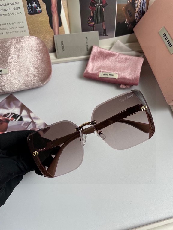 . New Brand,   Miu Miu miumiu women's rimless sunglasses   TR frames   Imported Polaroid HD polarized lenses, metal logo inlaid temples, high-end customized design, wearing a super model, a must-have for travel and drivi