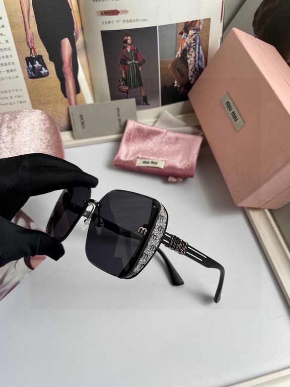 . New Brand,   Miu Miu miumiu women's rimless sunglasses   TR frames   Imported Polaroid HD polarized lenses, metal logo inlaid temples, high-end customized design, wearing a super model, a must-have for travel and drivi