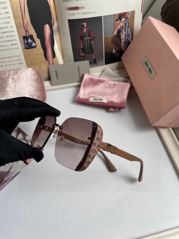 . New Brand,   Miu Miu miumiu women's rimless sunglasses   TR frames   Imported Polaroid HD polarized lenses, metal logo inlaid temples, high-end customized design, wearing a super model, a must-have for travel and drivi