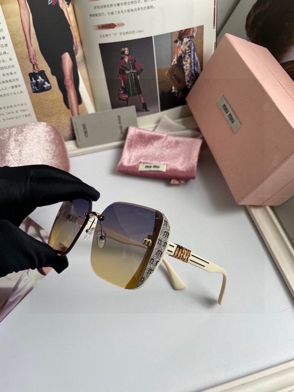 . New Brand,   Miu Miu miumiu women's rimless sunglasses   TR frames   Imported Polaroid HD polarized lenses, metal logo inlaid temples, high-end customized design, wearing a super model, a must-have for travel and drivi