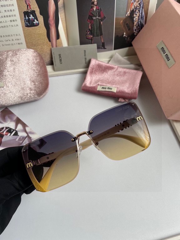 . New Brand,   Miu Miu miumiu women's rimless sunglasses   TR frames   Imported Polaroid HD polarized lenses, metal logo inlaid temples, high-end customized design, wearing a super model, a must-have for travel and drivi