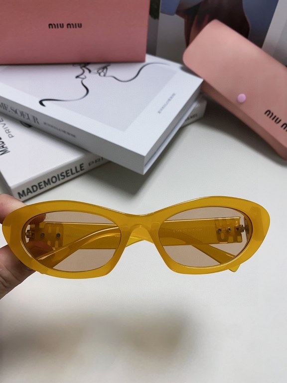 MiuMiu Miu Miu Cat Eye Sunglasses   Sweet Cool Modern Girl Look!Really taken! Very sweet ageing a sunglasses, the heart of the young girl hard to catch, can be salt and sweet! Too much love for the diamond-shaped face wi