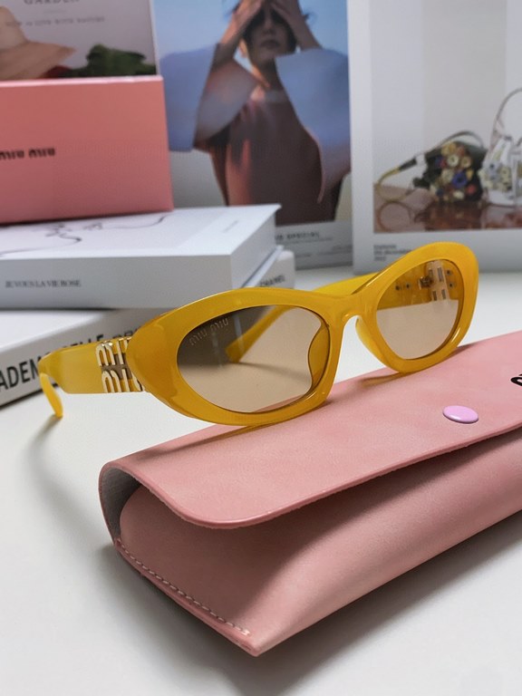 MiuMiu Miu Miu Cat Eye Sunglasses   Sweet Cool Modern Girl Look!Really taken! Very sweet ageing a sunglasses, the heart of the young girl hard to catch, can be salt and sweet! Too much love for the diamond-shaped face wi