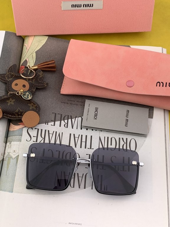 [miumiu polarized]   new   fashionable and elegant sunglasses for women Sunglasses   to create a calm frame, the classic version of the combination of the new creative   inadvertently radiate a superb and extraordinary l